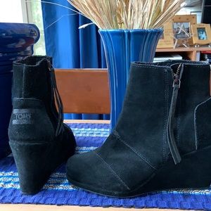 Toms black “suedes” wedge booties 7.5